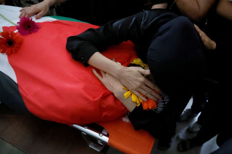 © Reuters. Mourners react at the body of a Palestinian who was killed by Israeli forces, during his funeral in Ramallah, in the Israeli-occupied West Bank July 16, 2024. REUTERS/Mohammed Torokman