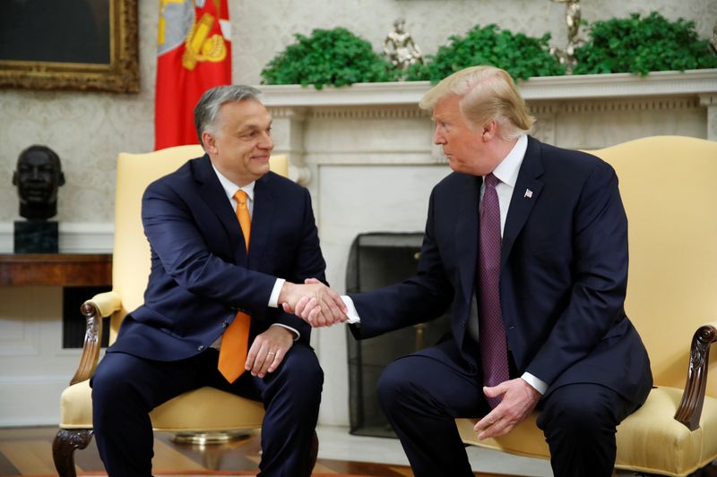 &copy; Reuters. Il presidente degli Stati Uniti Donald Trump saluta il premier ungherese Viktor Orban nello Studio Ovale della Casa Bianca a Washington, 13 maggio 2019. REUTERS/Carlos Barria