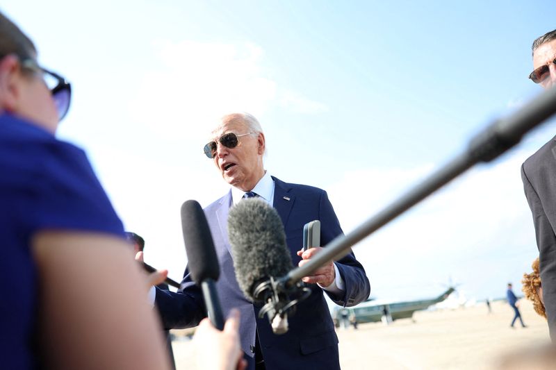 © Reuters. U.S. President Joe Biden boards Air Force One at Joint Base Andrews in Maryland, U.S., July 15, 2024. REUTERS/Tom Brenner