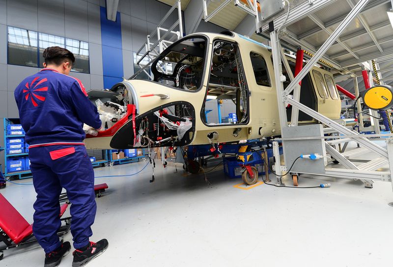 © Reuters. FILE PHOTO: Leonardo's employee works on the AgustaWestland AW189 helicopter, manufactured by Leonardo, at the headquarters in Vergiate, near Milan, Italy, January 30, 2018. REUTERS/Massimo Pinca/File Photo