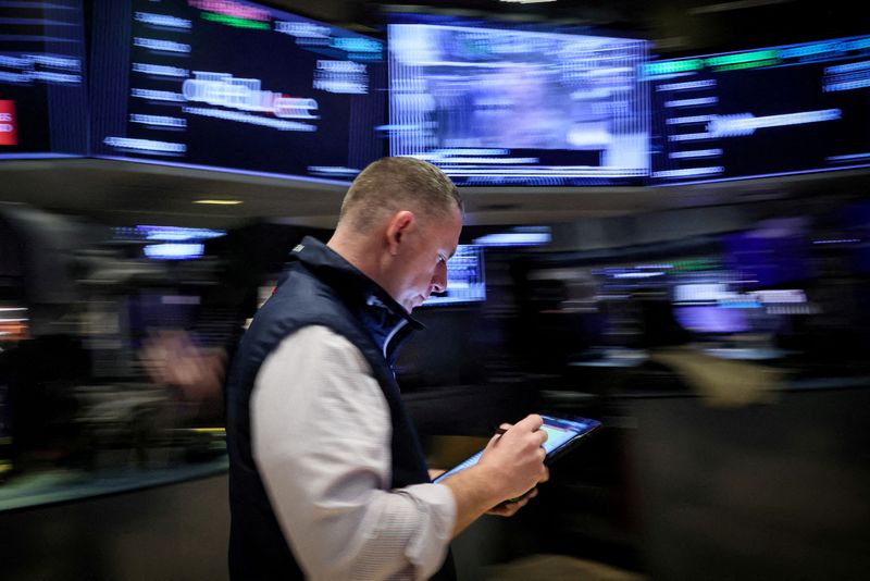 © رويترز.  صورة من الملف: تاجر يعمل على الأرض في بورصة نيويورك (NYSE) في مدينة نيويورك، الولايات المتحدة، 7 مارس 2024. رويترز / بريندان ماكديرميد / صورة الملف