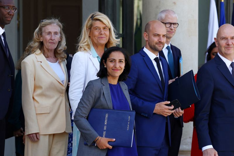 © Reuters. French Junior Minister for the Sea and Biodiversity Herve Berville, Education and Youth Minister Nicole Belloubet, Junior Minister for Territorial Communities and Rural Affairs Dominique Faure,  Junior Minister for Children, Youth and Families Sarah El Hairy, Junior Minister for Europe Jean-Noel Barrot, Junior Minister for Foreign Trade, Attractiveness, Francophonie and French People Living Abroad Franck Riester, and Junior Minister for Industry and Energy Roland Lescure leave following the weekly cabinet meeting at the Elysee Palace in Paris, France, July 16, 2024. REUTERS/Stephanie Lecocq