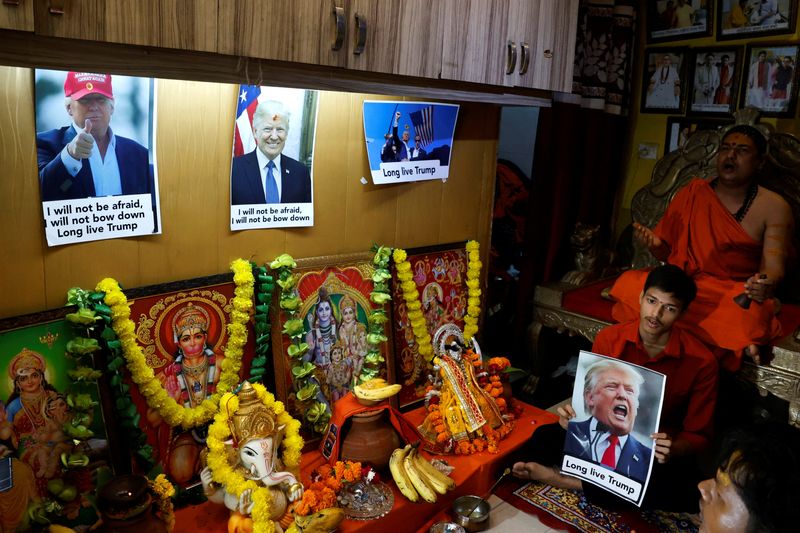 © Reuters. Activists from Hindu Sena, a Hindu right-wing group, perform a special prayer for the longevity of Republican presidential nominee and former U.S. President Donald Trump after he survived an assassination attempt, in New Delhi, India, July 16, 2024. REUTERS/Priyanshu Singh