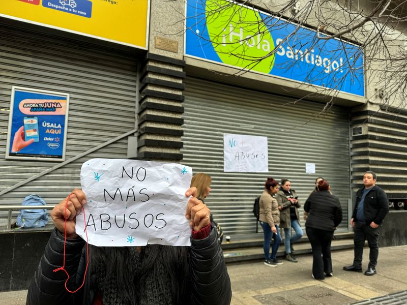 &copy; Reuters. FILE PHOTO: A woman holds a sign reading 'No more abuses' as demonstrators take part in a protest during a strike of workers of the retailer Walmart, in Santiago, Chile July 10, 2024. REUTERS/Fabian Cambero/File Photo