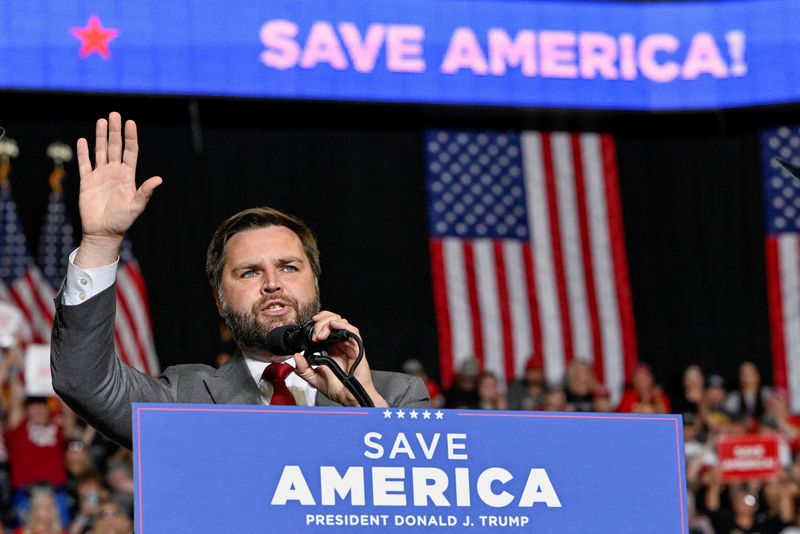 © Reuters. FILE PHOTO: US Senate Republican candidate JD Vance speaks to attendees the stage at a rally held by former U.S. president Donald Trump in Youngstown, Ohio, U.S., September 17, 2022.  REUTERS/Gaelen Morse//File Photo