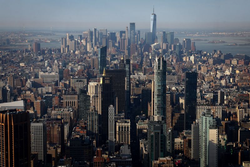 © Reuters. The Manhattan skyline is pictured from the Summit at One Vanderbilt observatory in Manhattan in New York City, U.S., April 14, 2023. REUTERS/Mike Segar/File photo