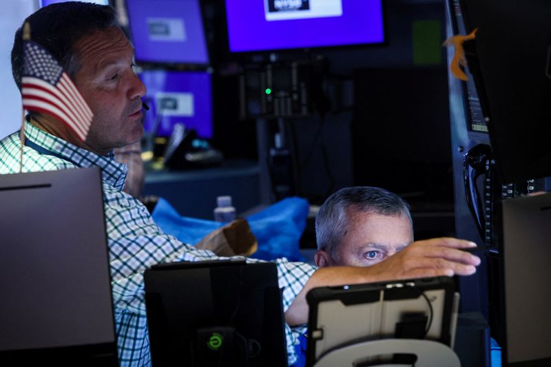 &copy; Reuters. Traders work on the floor at the New York Stock Exchange (NYSE) in New York City, U.S., July 3, 2024.  REUTERS/Brendan McDermid/File photo