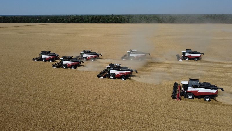 &copy; Reuters. A drone view shows combines harvesting wheat in a field in the Rostov Region, Russia July 9, 2024.  REUTERS/Sergey Pivovarov