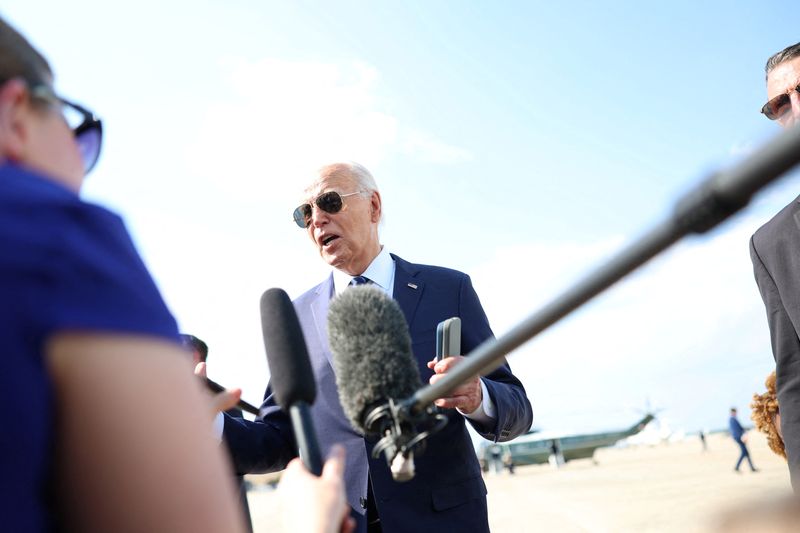 &copy; Reuters. Presidente dos EUA, Joe Biden, embarca no avião presidencial Força Aérea Um em Marylandn15/07/2024 REUTERS/Tom Brenner