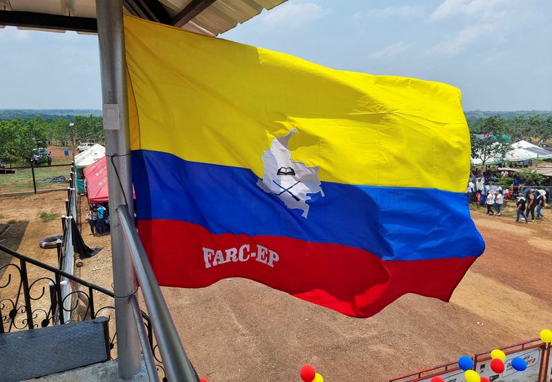&copy; Reuters. Bandeira da Colômbia instalada pelo EMC em Llanos del Yarin 12/4/2024   REUTERS/Luis Jaime Acosta