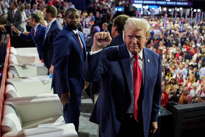 © Reuters. Republican presidential nominee and former U.S. President Donald Trump raises his fist during Day 1 of the Republican National Convention (RNC) at the Fiserv Forum in Milwaukee, Wisconsin, U.S., July 15, 2024. REUTERS/Cheney Orr