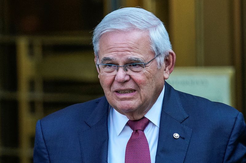 © Reuters. U.S. Senator Robert Menendez (D-NJ) exits Federal Court during his bribery trial in connection with an alleged corrupt relationship with three New Jersey businessmen, in New York City, U.S., July 15, 2024. REUTERS/Eduardo Munoz