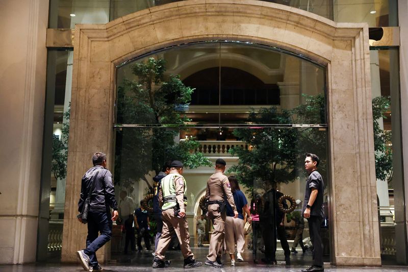 &copy; Reuters. Policiais no hotel Grand Hyatt Erawan em Bangcocn 16/7/2024   REUTERS/Chalinee Thirasupa