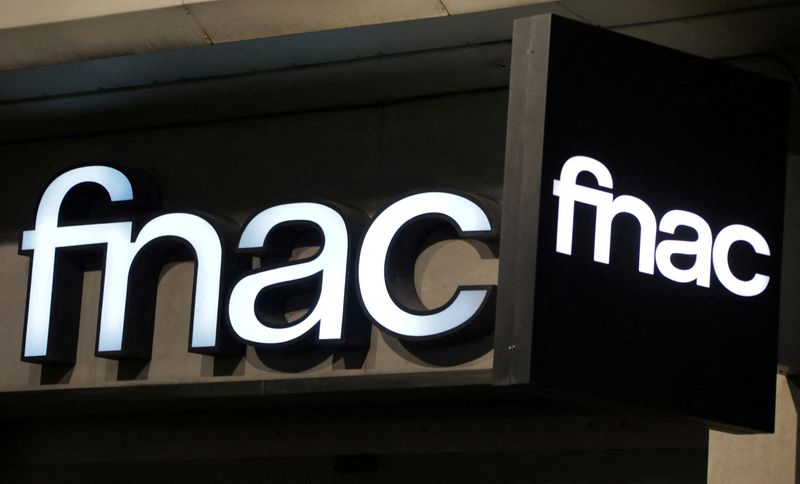 &copy; Reuters. Il logo di un negozio Fnac che vende libri, elettronica e CD a Nizza, Francia, 10 gennaio 2019.  REUTERS/Eric Gaillard/Foto d'archivio