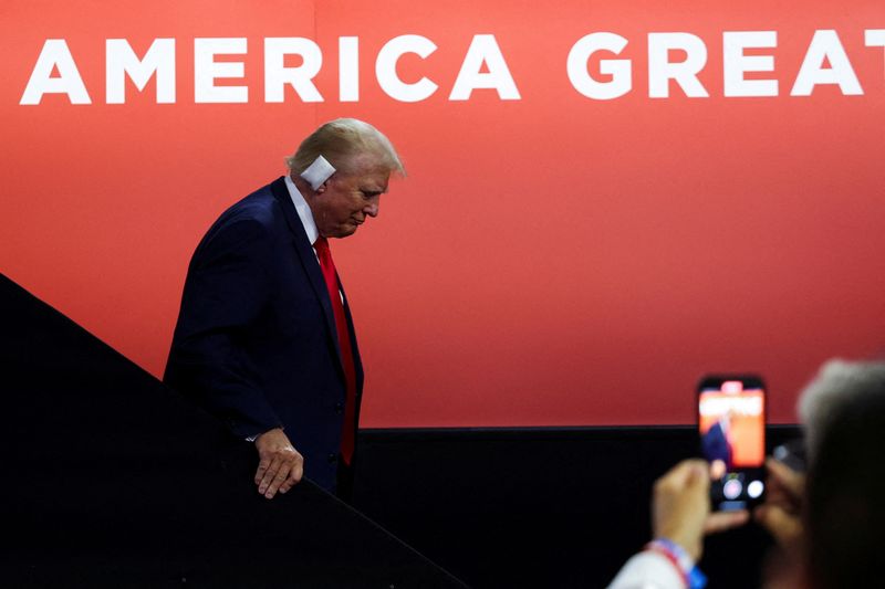 © Reuters. Republican presidential nominee and former U.S. President Donald Trump walks during Day 1 of the Republican National Convention (RNC) at the Fiserv Forum in Milwaukee, Wisconsin, U.S., July 15, 2024. REUTERS/Andrew Kelly  