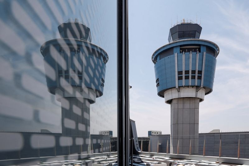 © Reuters. FILE PHOTO: The Control tower is seen at New York's LaGuardia Airport's newly renovated Terminal B in New York City, New York, U.S., June 10, 2020. REUTERS/Brendan McDermid/File Photo