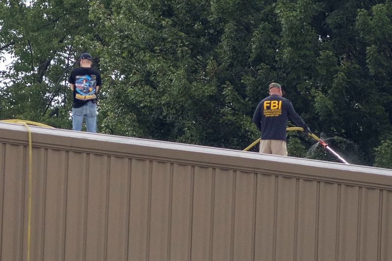 &copy; Reuters. Agente do FBI lava telhado onde atirador disparou contra Trump em comício em Butler, na Pensilvânian14/07/2024nREUTERS/Carlos Osorio