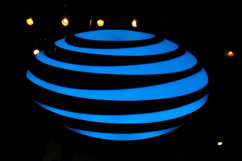 © Reuters. FILE PHOTO: The AT&T logo is seen in a store window, as airports around the country are awaiting for Verizon and AT&T to rollout their 5G technology, in the Manhattan borough of New York City, New York, U.S., January 19, 2022. REUTERS/Brendan McDermid/File Photo