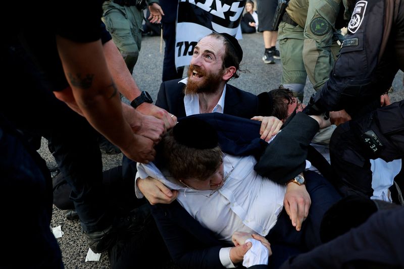 &copy; Reuters. Judeus protestam após decisão da Suprema Corte exigindo que estado comece a recrutar seminaristas ultraortodoxos para o Exército, em Bnei Brak, Israeln16/07/2024nREUTERS/Ammar Awad