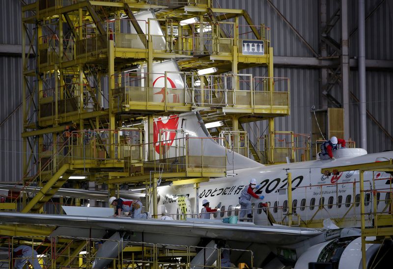 © Reuters. Maintenance workers are seen atop of an airplane of Japan Airlines (JAL) at a hangar of Haneda airport in Tokyo, Japan, April 2, 2018.  REUTERS/Issei Kato/ file photo