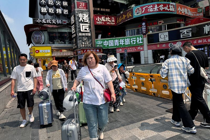 © Reuters. FILE PHOTO: People walk at a restaurant complex in Chengdu, Sichuan province, China April 13, 2024. REUTERS/Tingshu Wang/File Photo