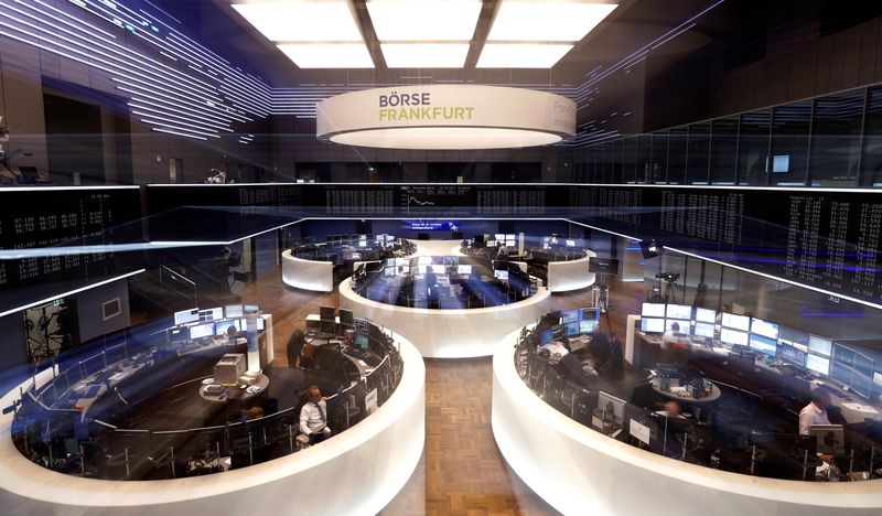 © Reuters. FILE PHOTO: A general view shows the trading floor at the stock exchange in Frankfurt, Germany October 2, 2017. Zoomed image is taken on slow shutter speed. REUTERS/Kai Pfaffenbach/File photo