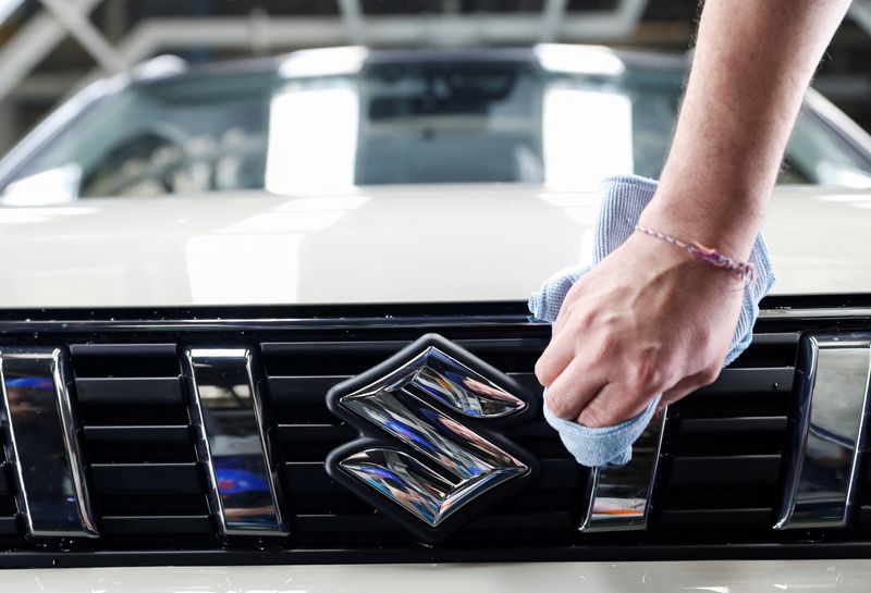 &copy; Reuters. FILE PHOTO: An employee cleans the logo of Suzuki in the Hungarian plant of Japanese car maker Suzuki in Esztergom, Hungary, October 19, 2022. REUTERS/Bernadett Szabo/File Photo