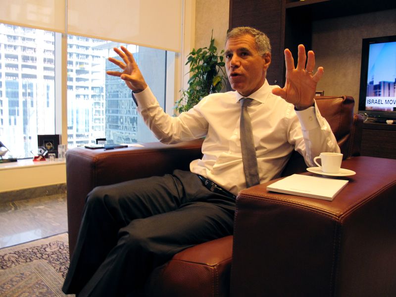 © Reuters. FILE PHOTO: Georges Elhedery, HSBC's chief executive for the Middle East and North Africa, gestures during an interview with Reuters in Dubai, United Arab Emirates August 7, 2017. REUTERS/Tom Arnold/File photo