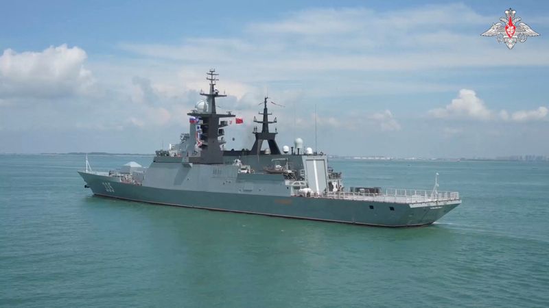 © Reuters. The Russian corvette Gromky enters the port of Zhanjiang during the Joint Sea-2024 China-Russia naval exercise, in Zhanjiang, China, in this still image from video released July 13, 2024. Russian Defence Ministry/Handout via REUTERS / File Photo