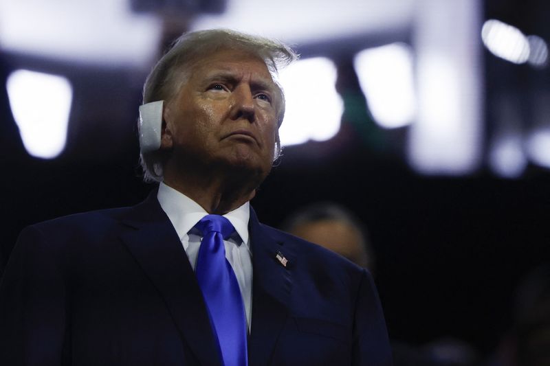 © Reuters. Republican presidential nominee and former U.S. President Donald Trump looks on during Day 2 of the Republican National Convention (RNC), at the Fiserv Forum in Milwaukee, Wisconsin, U.S., July 16, 2024. REUTERS/Evelyn Hockstein