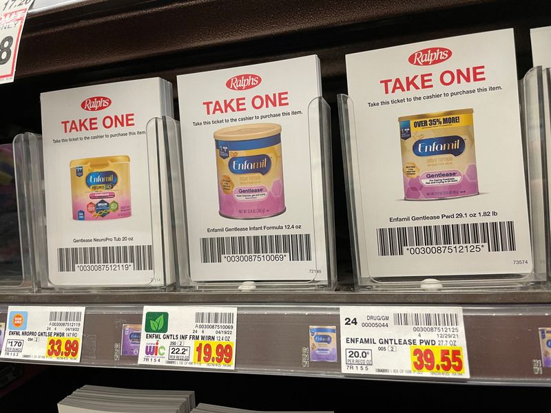 © Reuters. FILE PHOTO: Enfamil baby formula, produced by Mead Johnson, is seen in a supermarket in Los Angeles, California, U.S. May 27, 2022. REUTERS/Lucy Nicholson/File Photo