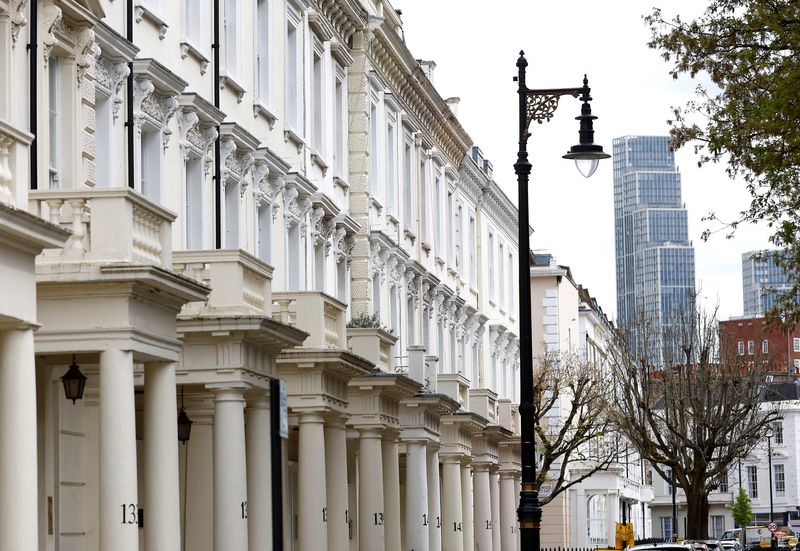 © Reuters. FILE PHOTO: New apartment blocks are seen behind traditional housing in London, Britain, April 16 2023.  REUTERS/Peter Nicholls/File Photo