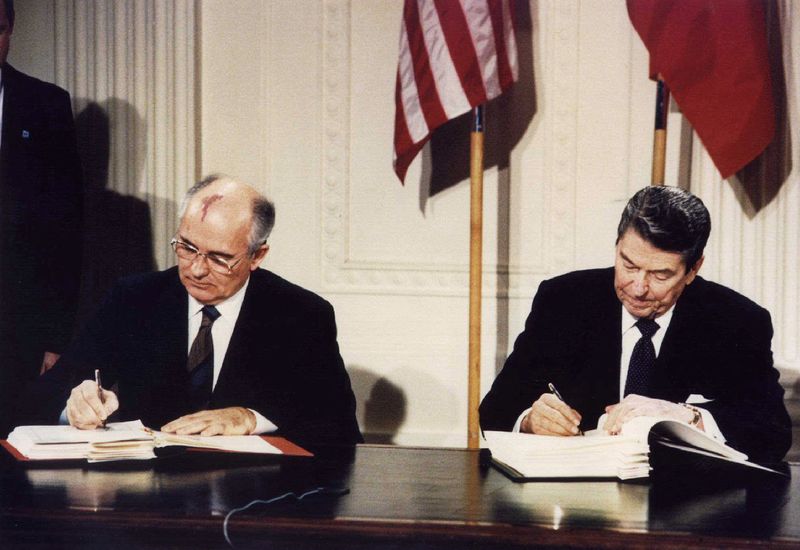 © Reuters. FILE PHOTO: File photo of U.S. President Ronald Reagan (R) and Soviet President Mikhail Gorbachev signing the Intermediate-Range Nuclear Forces (INF) treaty at the White House, on December 8 1987. REUTERS/Dennis Paquin//File Photo