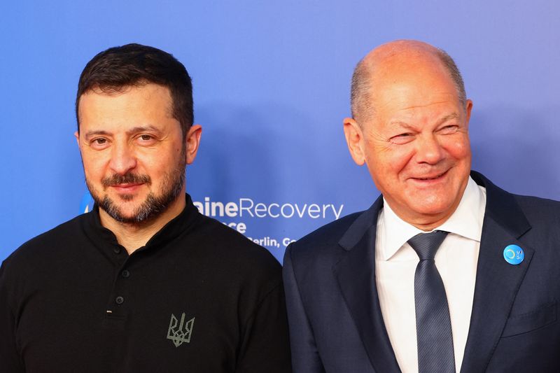 © Reuters. FILE PHOTO: German Chancellor Olaf Scholz and Ukrainian President Volodymyr Zelenskiy pose for a picture during the Ukraine Recovery Conference in Berlin, Germany, June 11, 2024. REUTERS/Nadja Wohlleben/File Photo