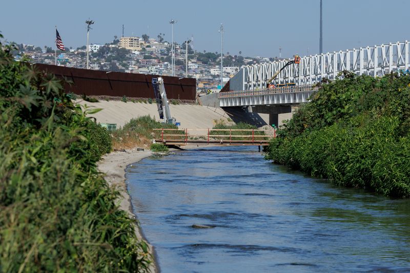 © Reuters. FILE PHOTO: Raw sewage flows along the Tijuana river located between the primary and secondary borders next to Tijuana, Mexico in San Diego, California, U.S., June 27, 2024.  REUTERS/Mike Bake/File Photo