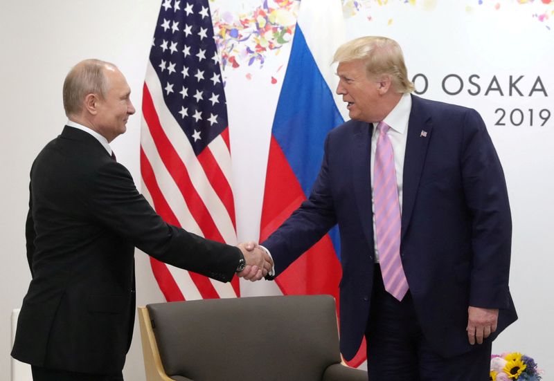 © Reuters. FILE PHOTO: Russia's President Vladimir Putin shakes hands with U.S. President Donald Trump during a meeting on the sidelines of the G20 summit in Osaka, Japan June 28, 2019. Sputnik/Mikhail Klimentyev/Kremlin via REUTERS/File Photo