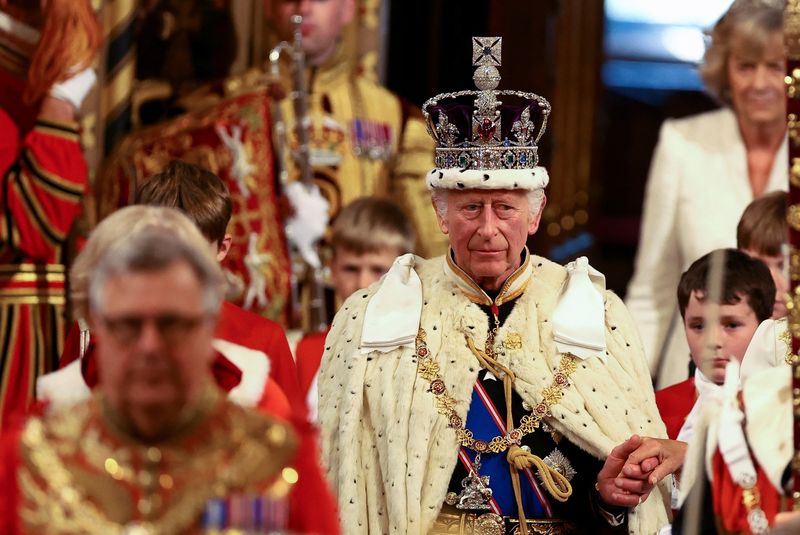 © Reuters. Britain's King Charles wears the Imperial State Crown on the day of the State Opening of Parliament at the Palace of Westminster in London, Britain, July 17, 2024. REUTERS/Hannah McKay/Pool