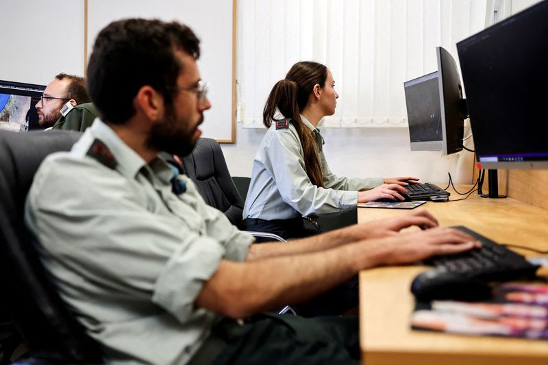 &copy; Reuters. FILE PHOTO: Technologists with the Israeli military's Matzpen operational data and applications unit work at their stations, at an IDF base in Ramat Gan, Israel June 11, 2023. REUTERS/Nir Elias/File Photo