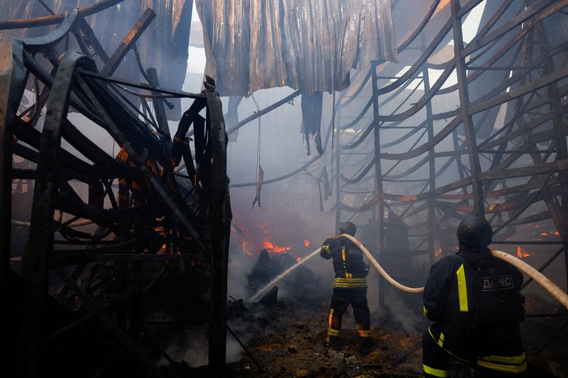 © Reuters. Firefighters work at the site of a household item shopping mall which was hit by a Russian air strike, amid Russia's attack on Ukraine, in Kharkiv, Ukraine, May 25, 2024. REUTERS/Valentyn Ogirenko/File Photo