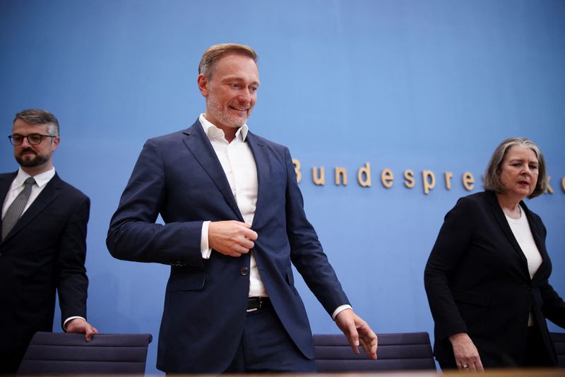 &copy; Reuters. German Finance Minister Christian Lindner stands as he prepares to hold a press conference on the 2025 draft budget in Berlin, Germany, July 17, 2024.  REUTERS/Liesa Johannssen