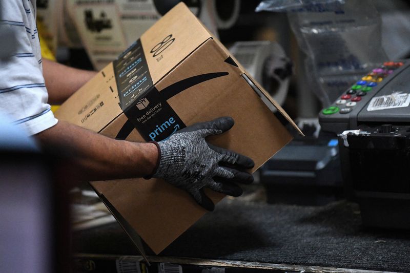 © Reuters. FILE PHOTO: A worker assembles a box for delivery at the Amazon fulfillment center in Baltimore, Maryland, U.S., April 30, 2019. REUTERS/Clodagh Kilcoyne/File Photo