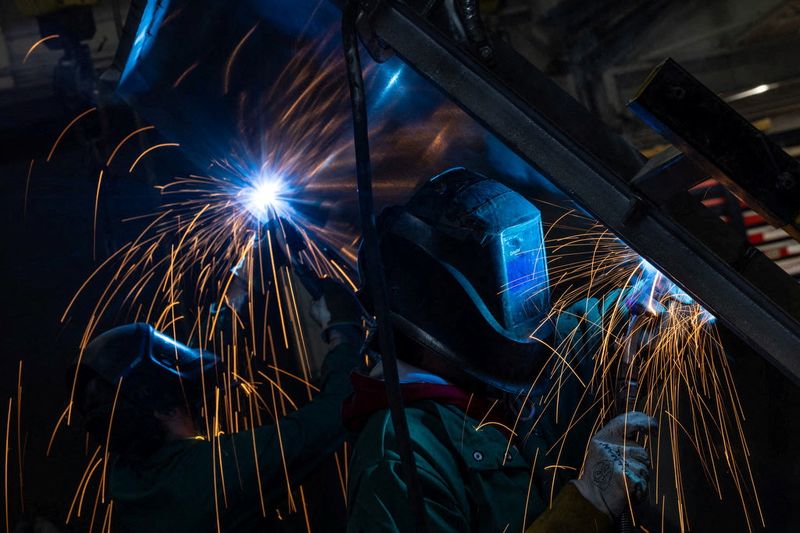 © Reuters. Workers weld at a factory floor in Columbus, Ohio, U.S., March 26, 2024.  REUTERS/Carlos Barria/File photo