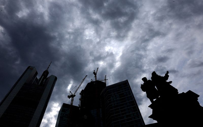 © Reuters. ARCHIVE PHOTO: Dark clouds visible over the construction site 