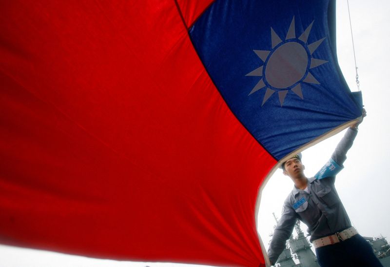 © Reuters. FILE PHOTO: A sailor holds a Taiwan flag on the Navy's 124th fleet Lafayette frigate during a model units tour organised by the Taiwan Ministry of National Defense, in Kaohsiung, August 28, 2008.  REUTERS/Nicky Loh/File Photo