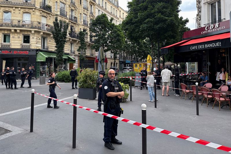 © Reuters. A police officer stands at the scene after a car hit people sitting on a terrace in front of a restaurant in Paris, France July 17, 2024. REUTERS/Johnny Cotton