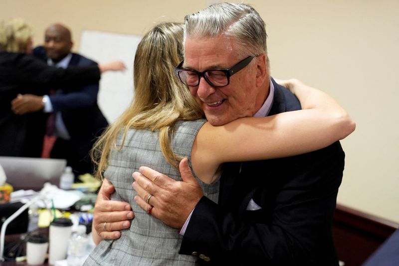 &copy; Reuters. FILE PHOTO: US actor Alec Baldwin hugs a member of his legal team at the conclucion of his trial on involuntary manslaughter at Santa Fe County District Court in Santa Fe, New Mexico, on July 12, 2024. Baldwin's trial for involuntary manslaughter was dism