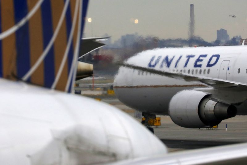 &copy; Reuters. FILE PHOTO: A United Airlines passenger jet taxis at Newark Liberty International Airport, New Jersey, U.S. December 6, 2019. REUTERS/Chris Helgren/File Photo