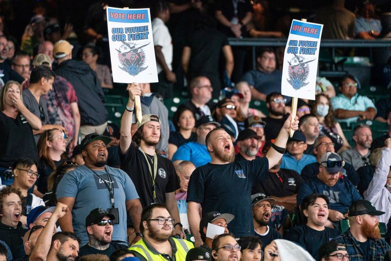 © Reuters. Boeing workers cheer while union leaders speak as Boeing's Washington state factory workers vote on whether to give their union a strike mandate as they seek big salary gains from their first contract in 16 years, at T-Mobile Park in Seattle, Washington, U.S. July 17, 2024.  REUTERS/David Ryder