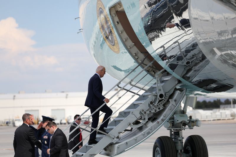 © Reuters. U.S. President Joe Biden boards Air Force One, at Harry Reid international airport in Las Vegas, Nevada, U.S., July 17, 2024. REUTERS/Tom Brenner