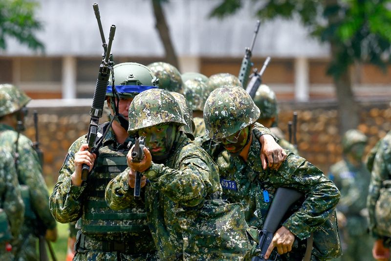© Reuters. Militares em treinamento em Taichung, Taiwan
28/06/2024
REUTERS/Ann Wang